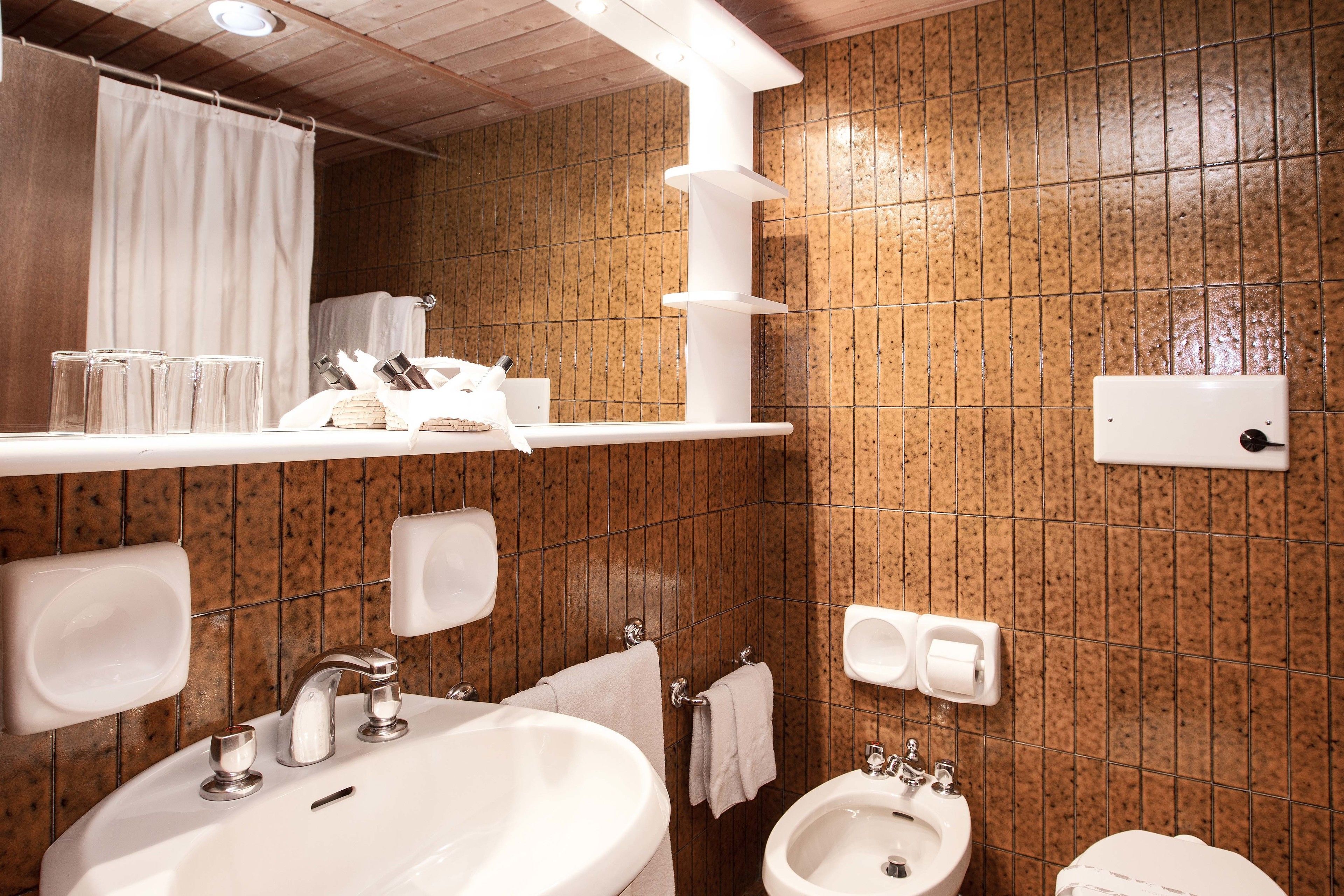 economy double room | bathroom | shower, rainfall showerhead, free toiletries, hair dryer