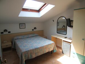 Egyptian cotton sheets, premium bedding, in-room safe, desk - Hotel Prestige (Camaiore)