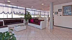 Lobby sitting area - Hotel Prestige (Camaiore)