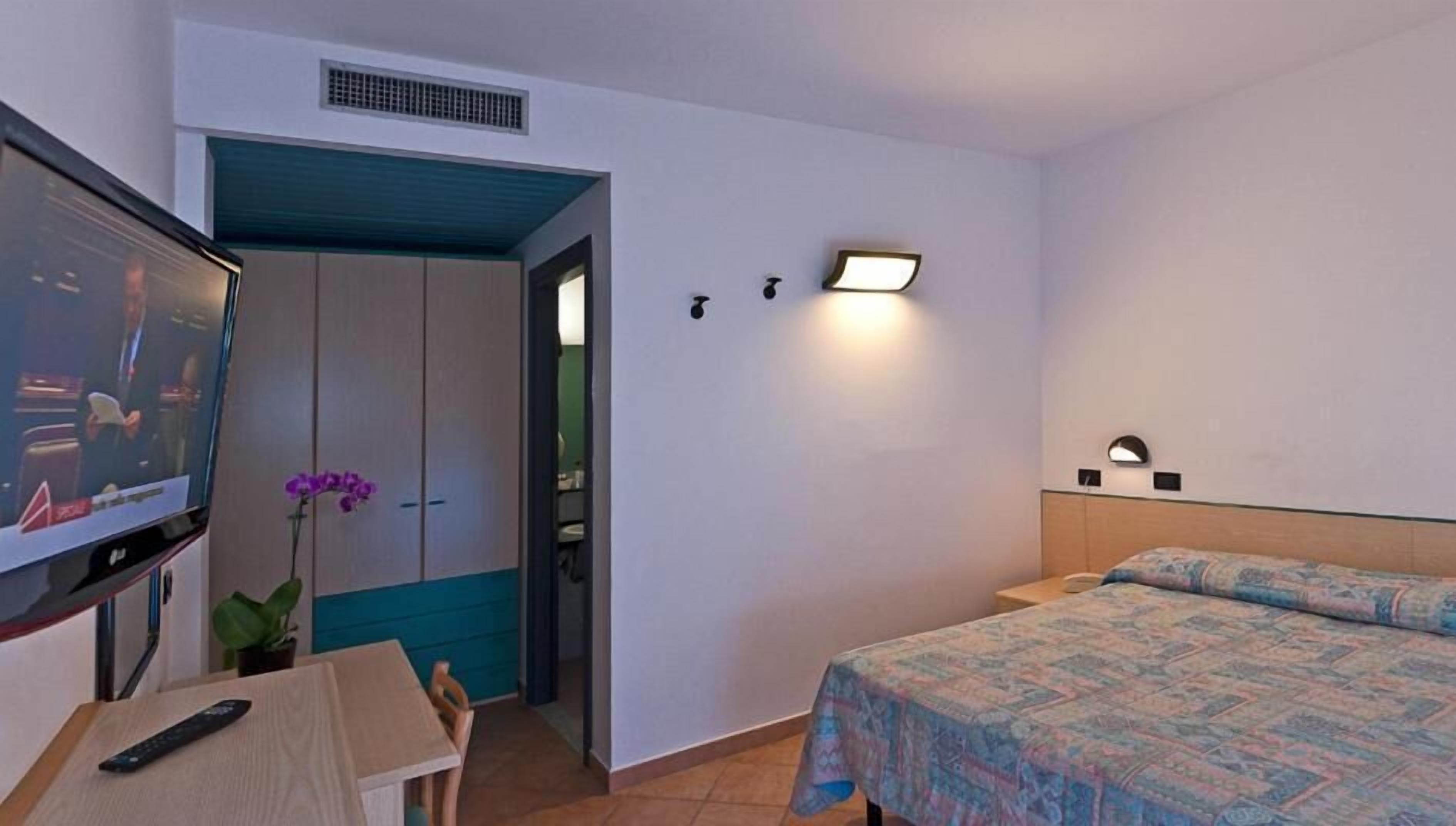 egyptian cotton sheets, premium bedding, in-room safe, desk