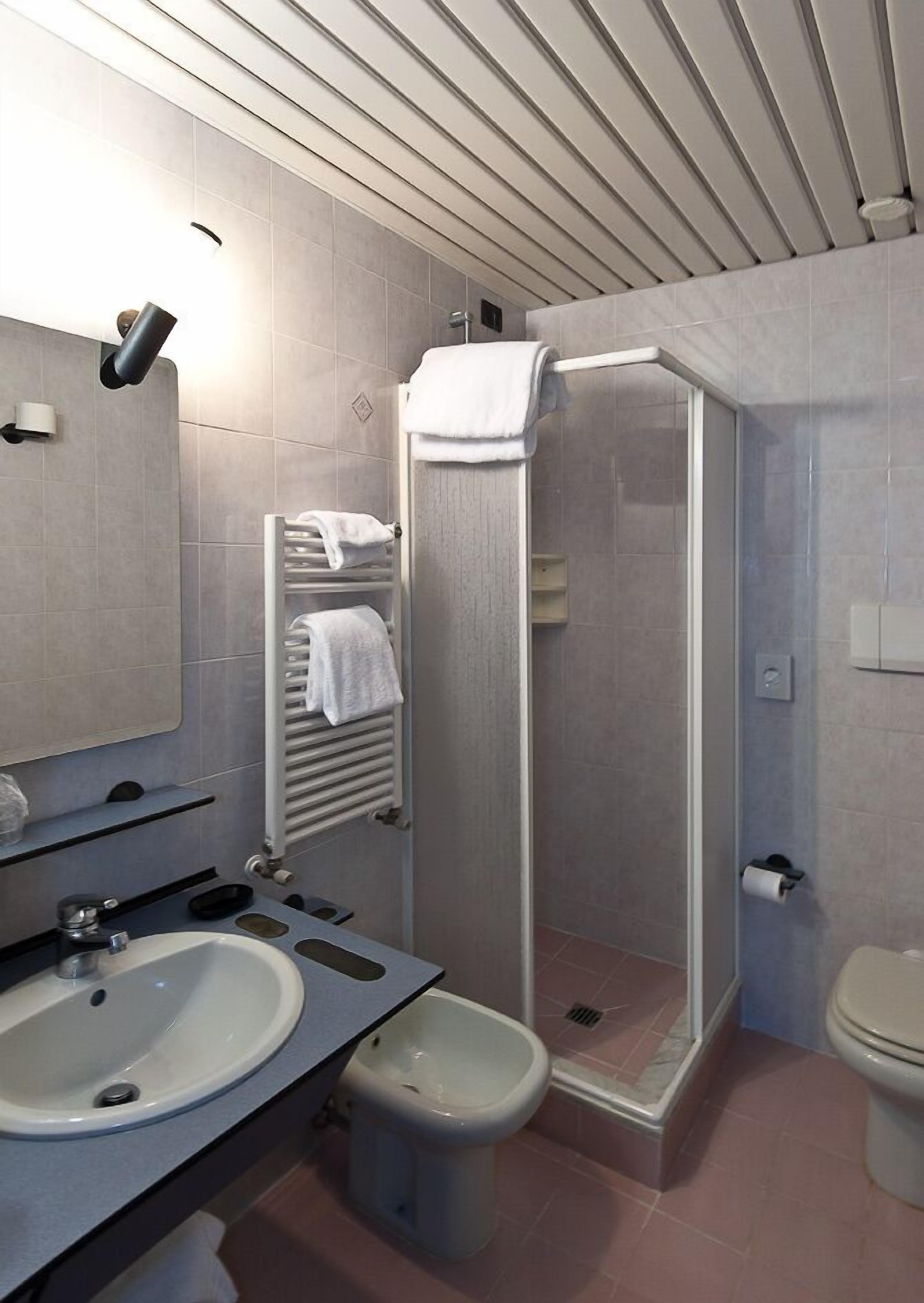 triple room | bathroom | shower, free toiletries, hair dryer, bidet