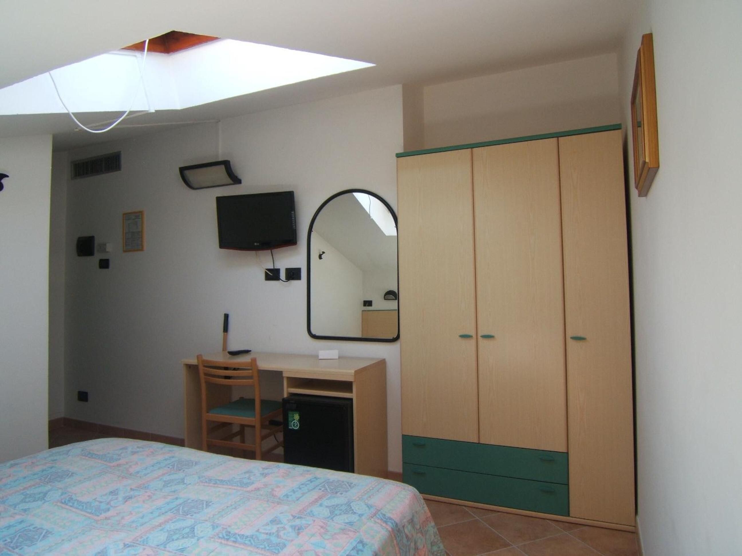 egyptian cotton sheets, premium bedding, in-room safe, desk