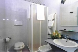 Comfort Double Room | Bathroom | Shower, free toiletries, hair dryer, bidet - Hotel Prestige (Camaiore)