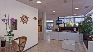 Lobby sitting area - Hotel Prestige (Camaiore)