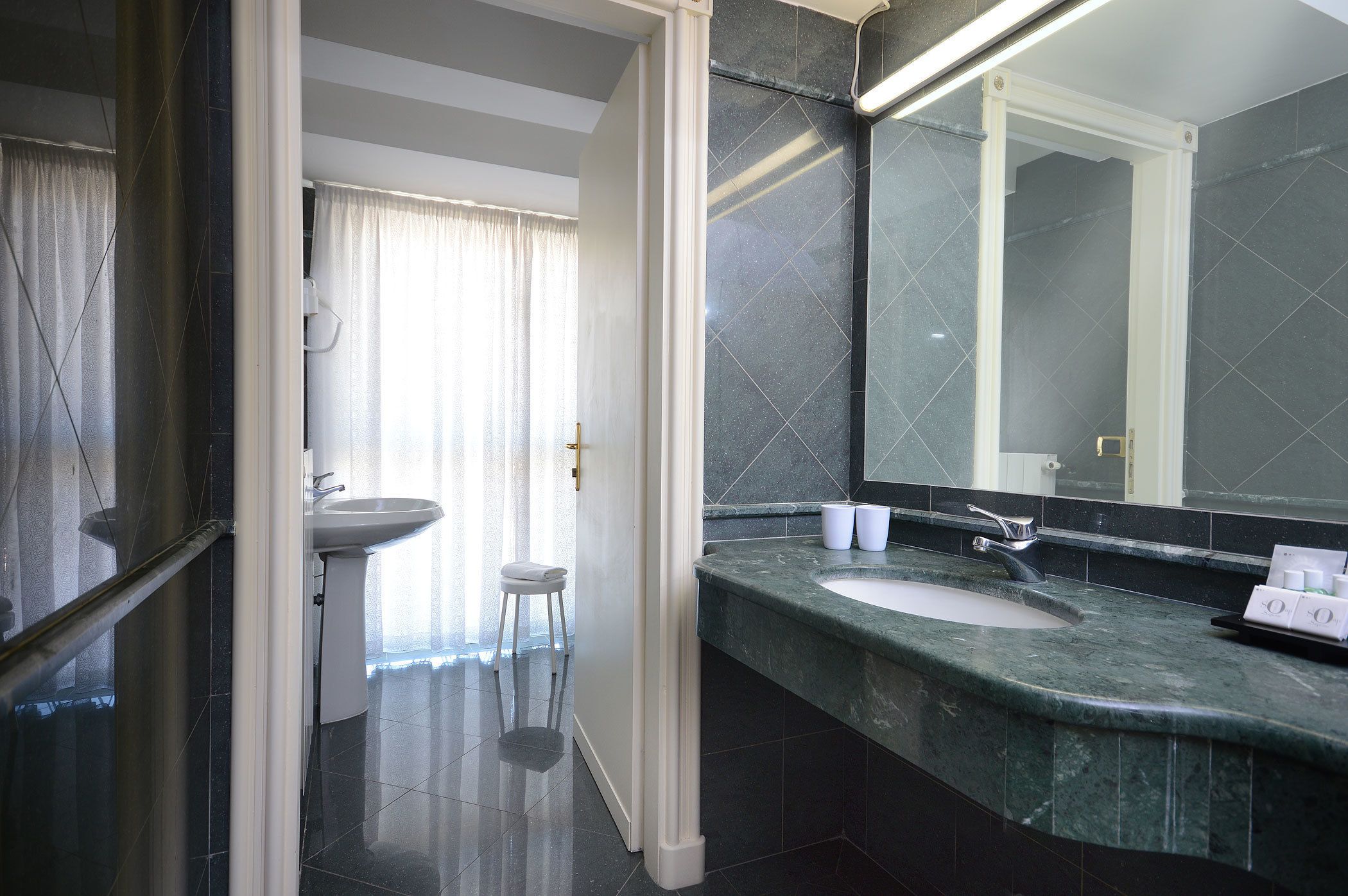 suite | bathroom | free toiletries, hair dryer, bidet, towels