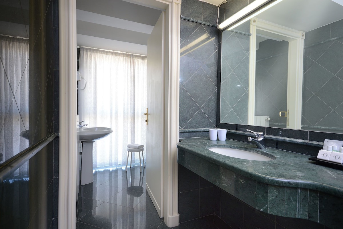 suite | bathroom | free toiletries, hair dryer, bidet, towels