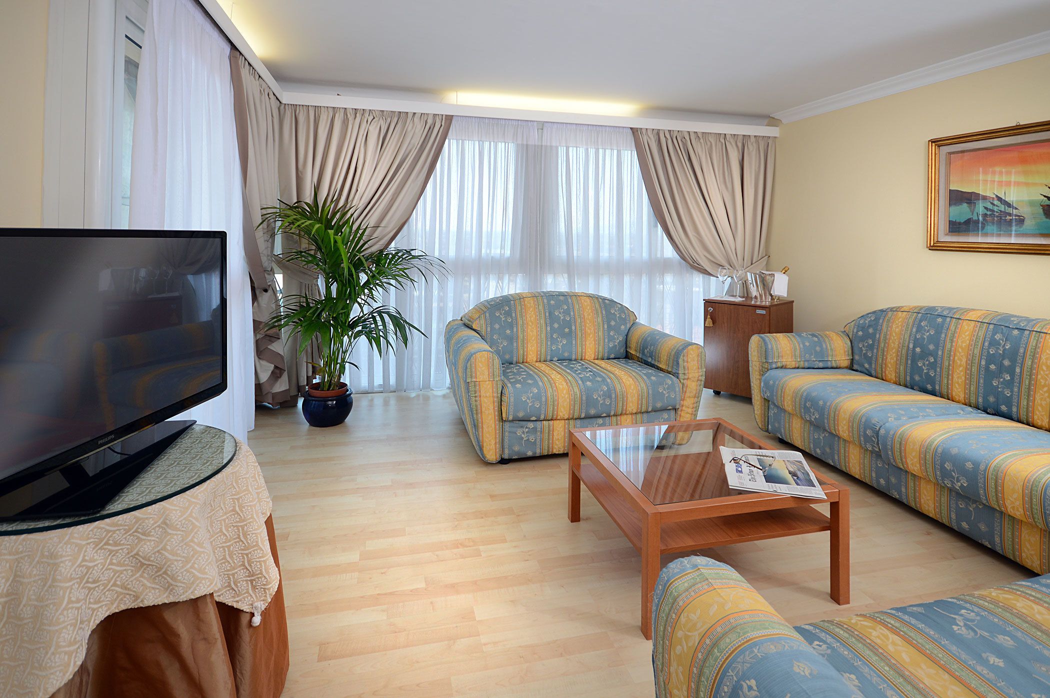 suite | living area | lcd tv