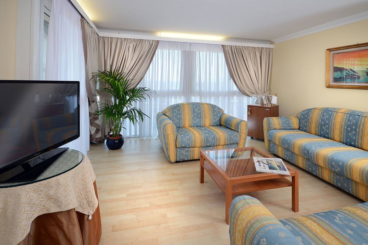 suite | living area | lcd tv