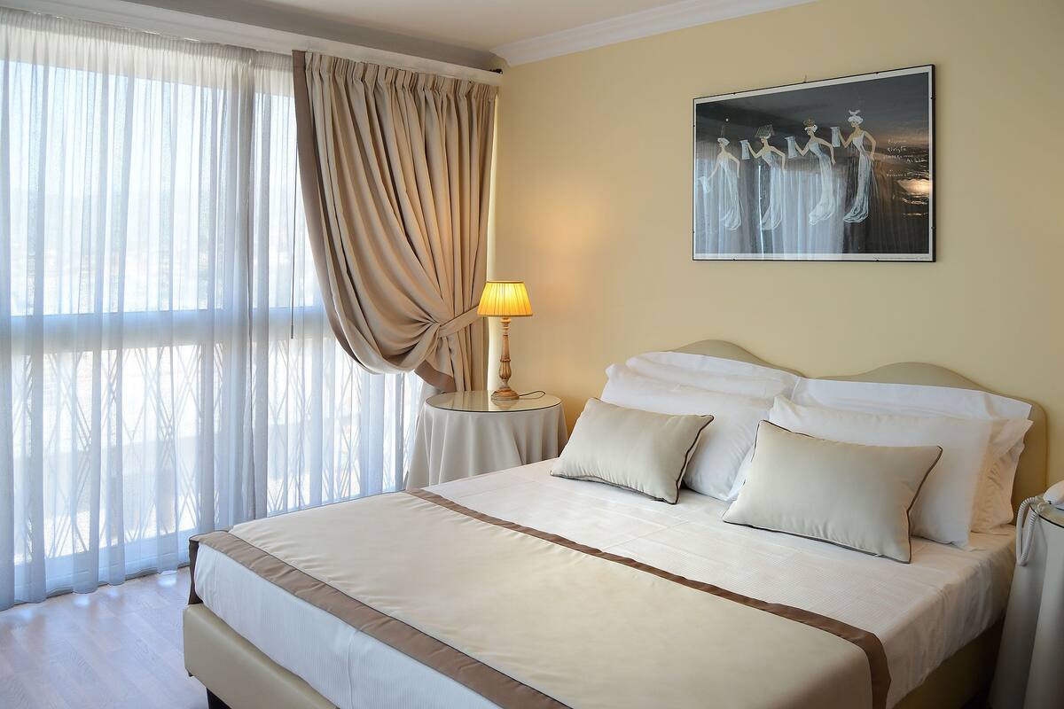 premium bedding, minibar, in-room safe, desk