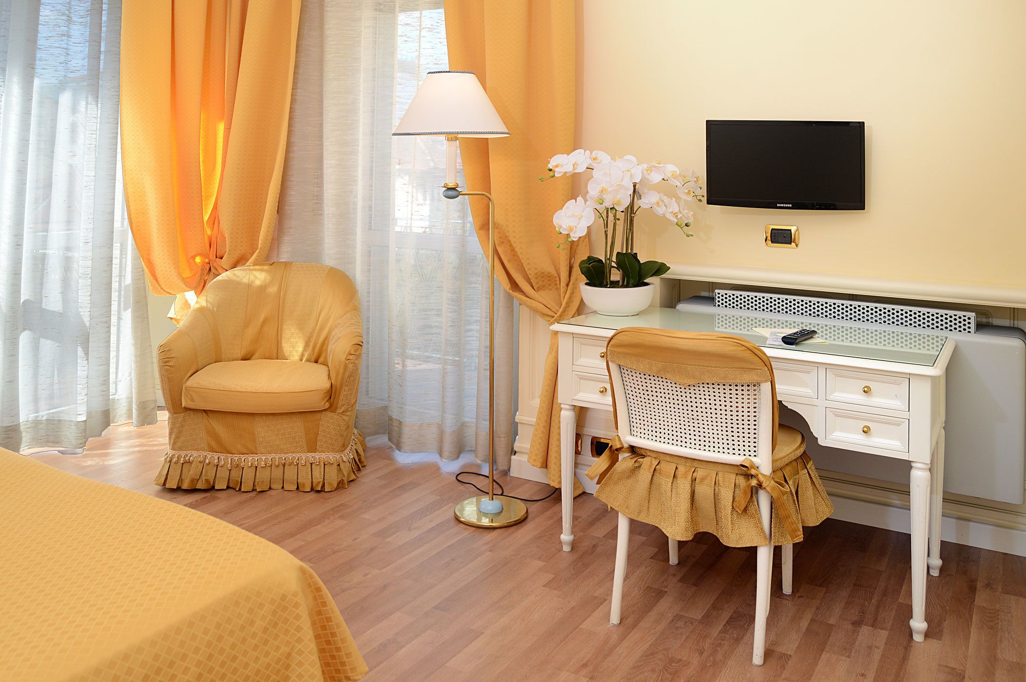 classic double room | living area | lcd tv