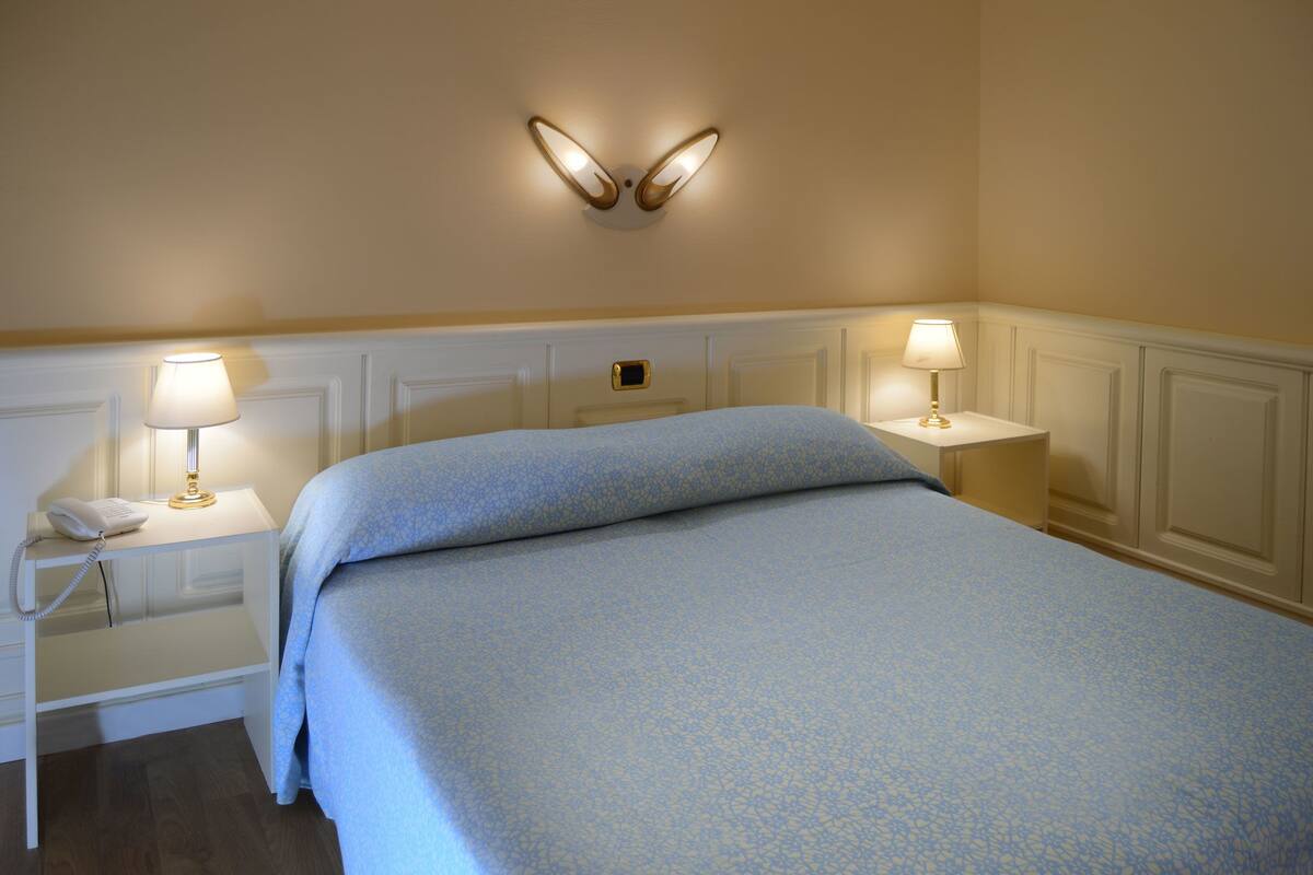 Quarto casal standard | Roupas de cama premium, frigobar, cofres nos quartos, escrivaninha