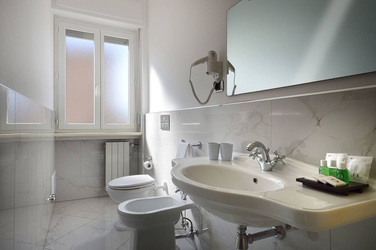 classic double room | bathroom | free toiletries, hair dryer, bidet, towels