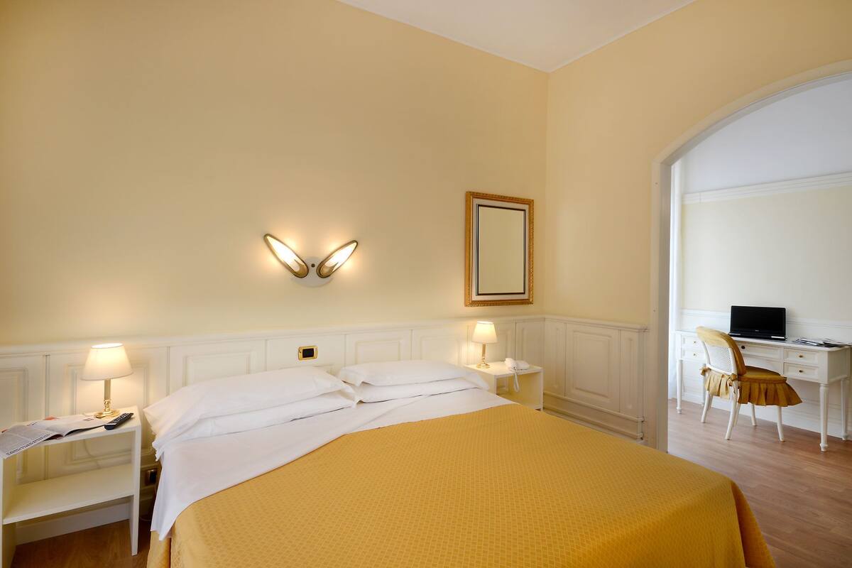 Quarto casal clássico | Roupas de cama premium, frigobar, cofres nos quartos, escrivaninha