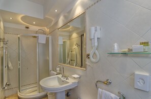 Suite | Badeværelse | Gratis toiletartikler, hårtørrer, bidet, håndklæder