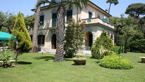 A two-story building with a garden in front. - Hotel Verdemare (Pietrasanta)