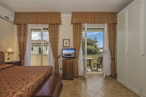 高级双人房 | 迷你吧、客房内保险箱、办公桌、免费 WiFi