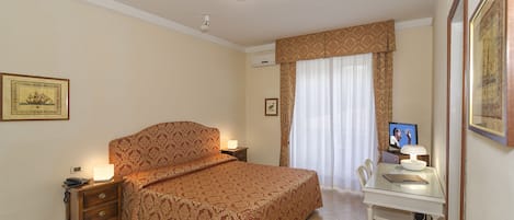 Suite | Minibar, coffres-forts dans les chambres, bureau, Wi-Fi gratuit