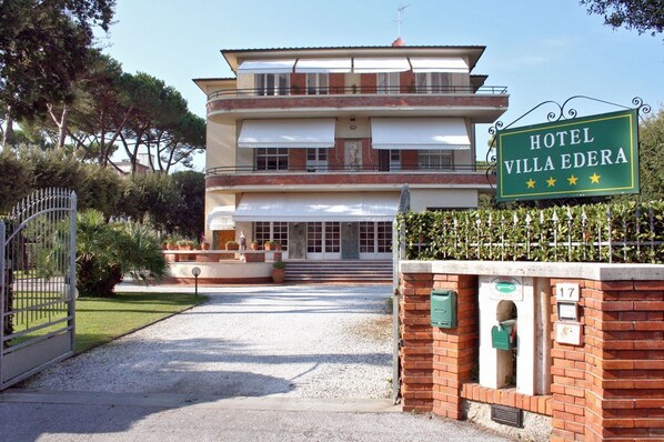 A multi-story hotel with a sign indicating "HOTEL VILLA EDERA" and a rating of three stars. - Hotel Villa Edera (Camaiore)