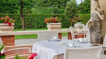 Café da manhã com buffet grátis todos os dias
