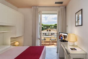 Standard Double Room | Minibar, in-room safe, desk, free WiFi - Hotel Villa Edera (Camaiore)