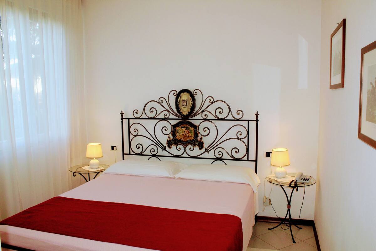 Suite | Minibar, in-room safe, desk, WiFi (free)