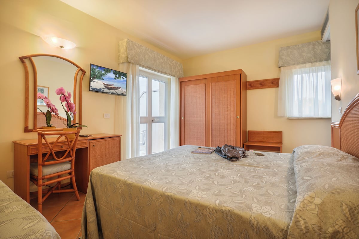 triple room, balcony | minibar, in-room safe, desk, soundproofing