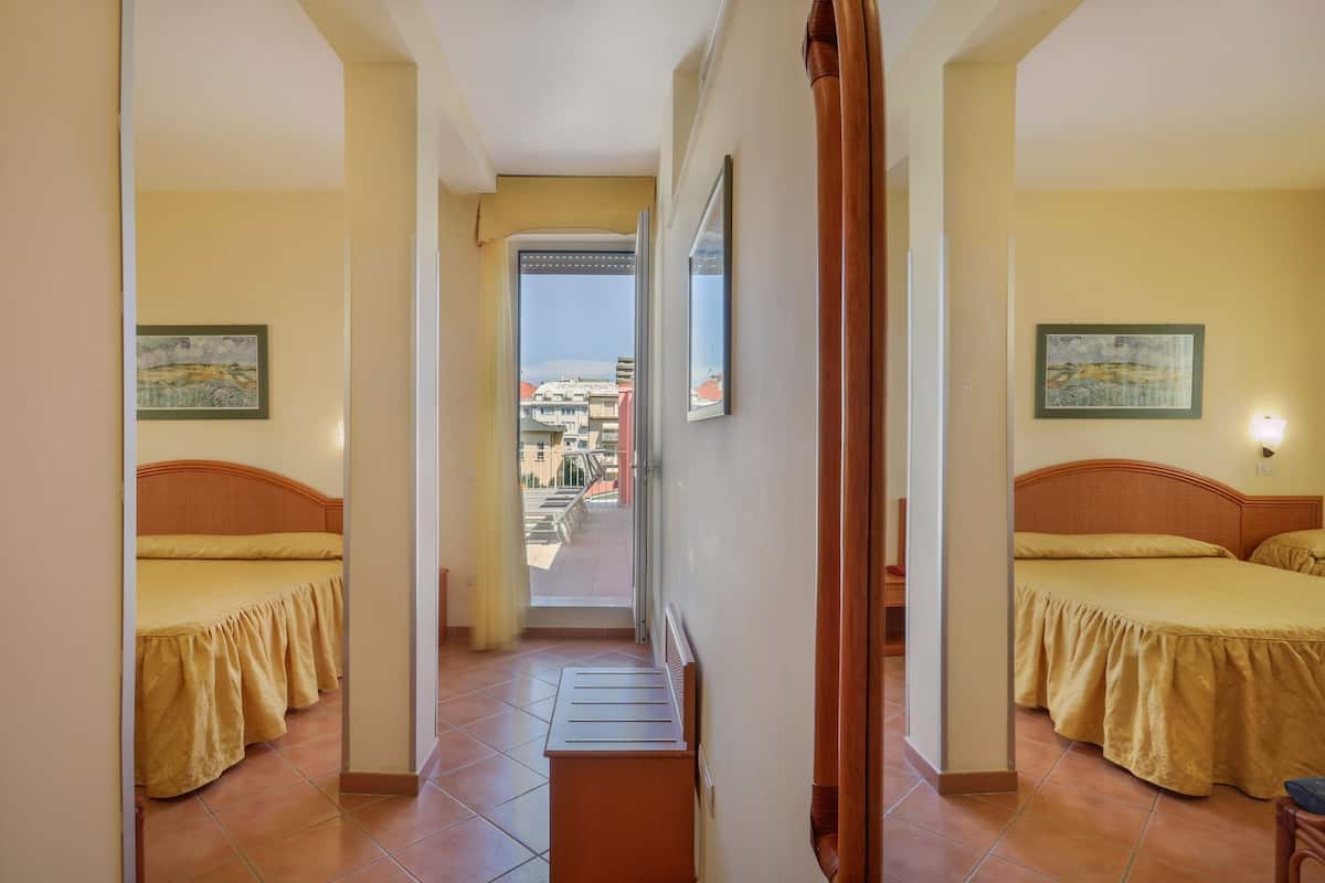 triple room, balcony | minibar, in-room safe, desk, soundproofing