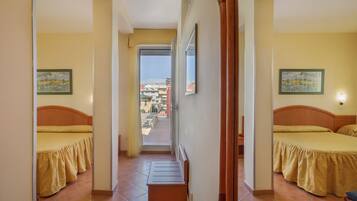 Chambre Triple, balcon | Minibar, coffres-forts dans les chambres, bureau, chambres insonorisées