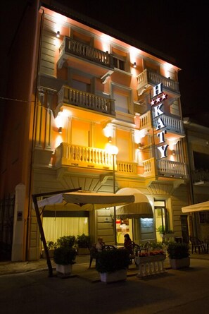 Vista frontal de la propiedad por la tarde o noche