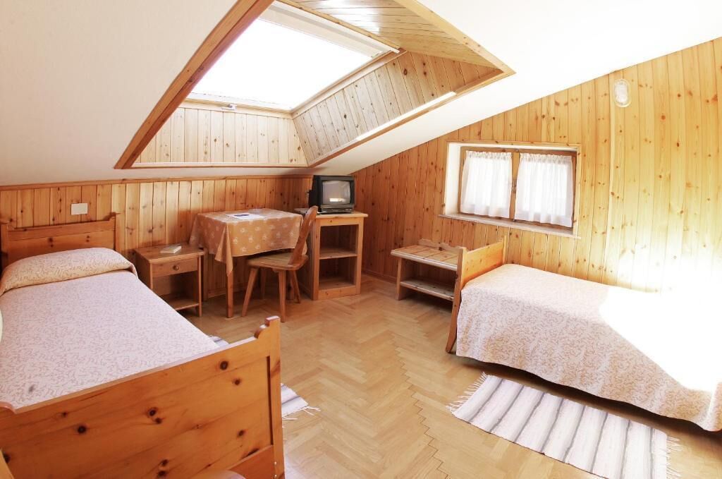 高档床上用品、客房内保险箱、办公桌、婴儿床