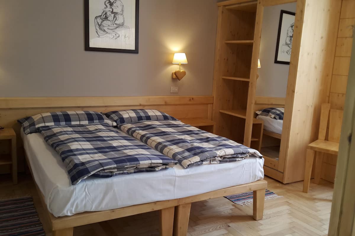 Comfort Double Room | Peralatan tempat tidur premium, peti besi dalam bilik, meja