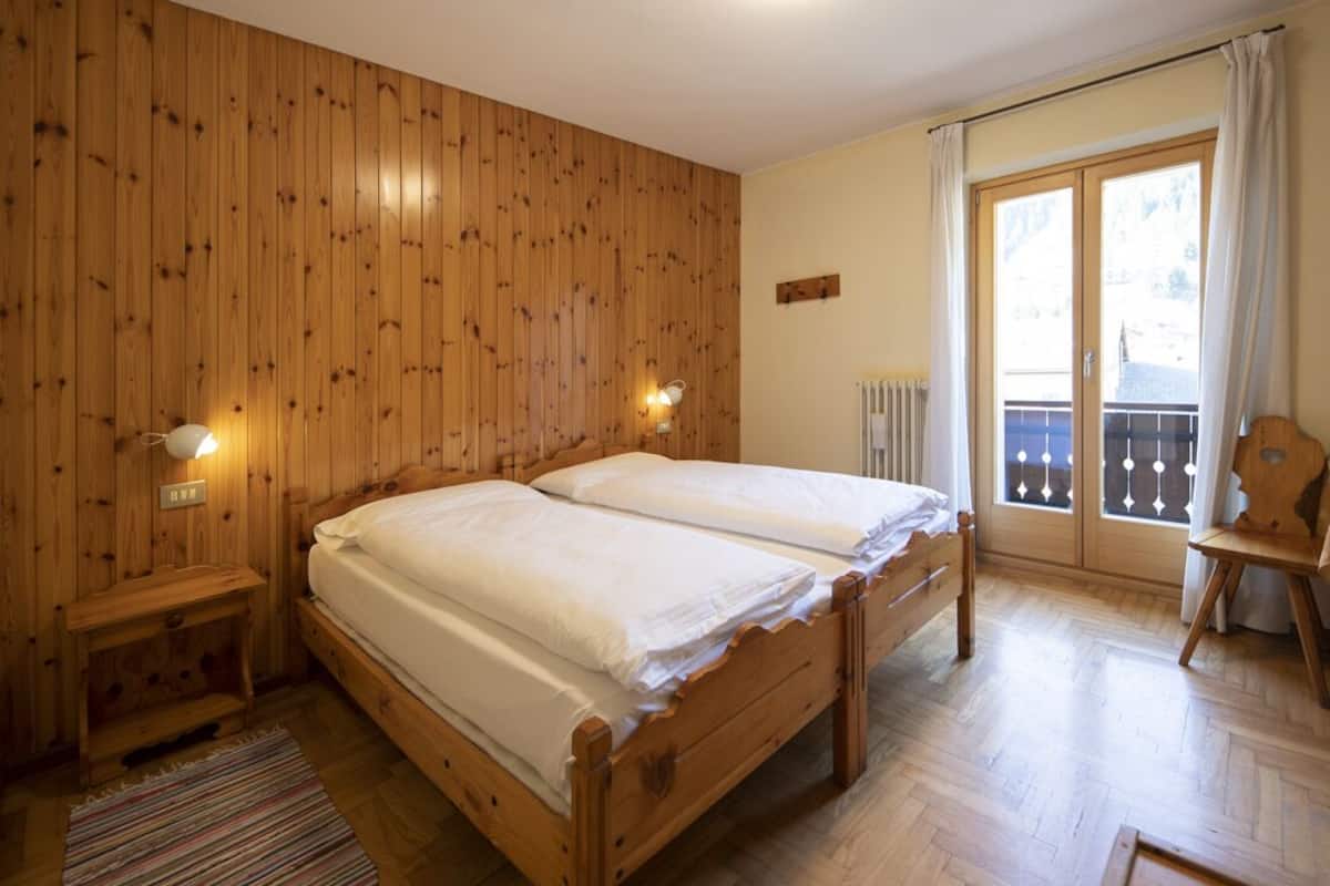 Classic Double Room | Peralatan tempat tidur premium, peti besi dalam bilik, meja