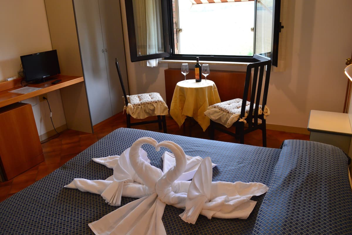 Minibar, cribs (surcharge), rollaway beds (surcharge), WiFi (free)