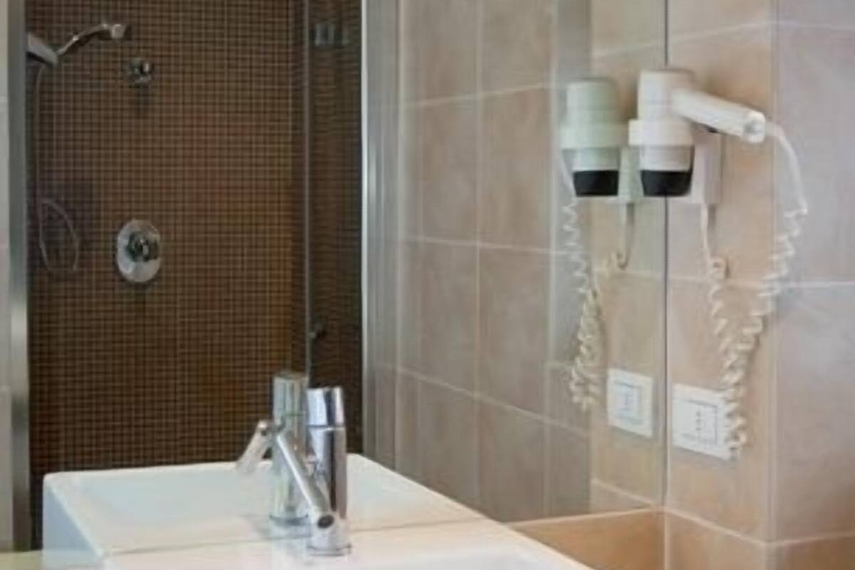 Quarto superior, 1 quarto | Banheiro | Produtos de toalete grátis, secador de cabelo, bidê, toalhas de banho