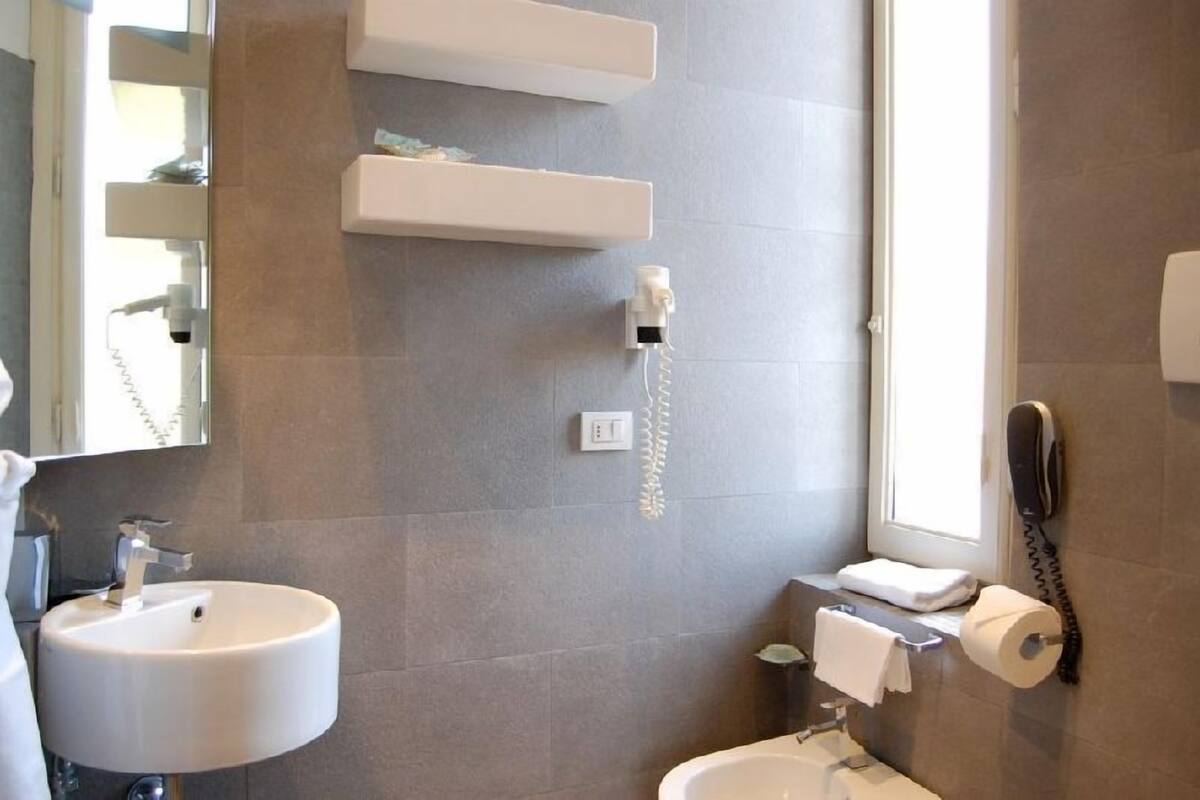 double room | bathroom | free toiletries, hair dryer, bidet, towels