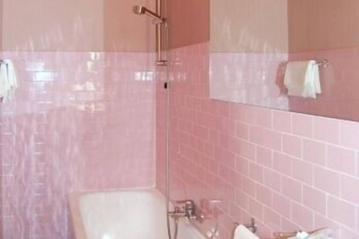 Produtos de toalete grátis, secador de cabelo, bidê, toalhas de banho