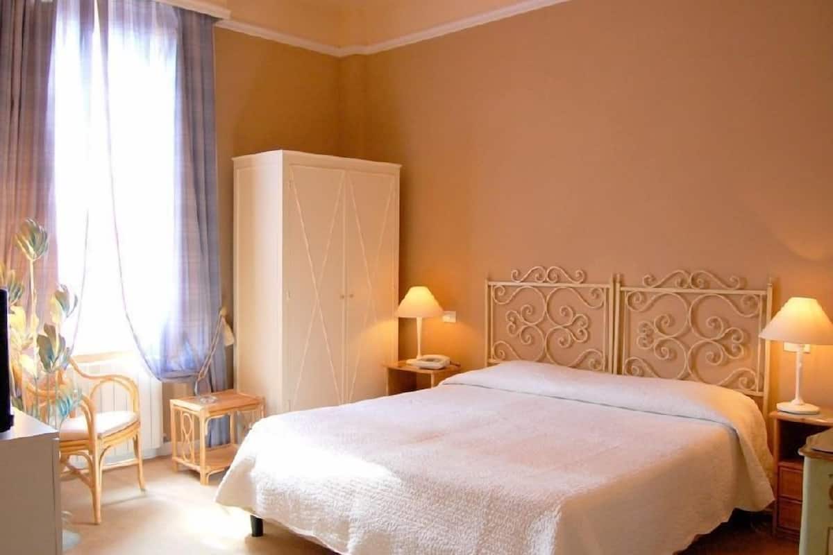 double room | hypo-allergenic bedding, minibar, in-room safe, individually furnished