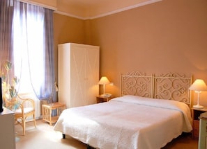 Double Room | Hypo-allergenic bedding, minibar, in-room safe, individually furnished