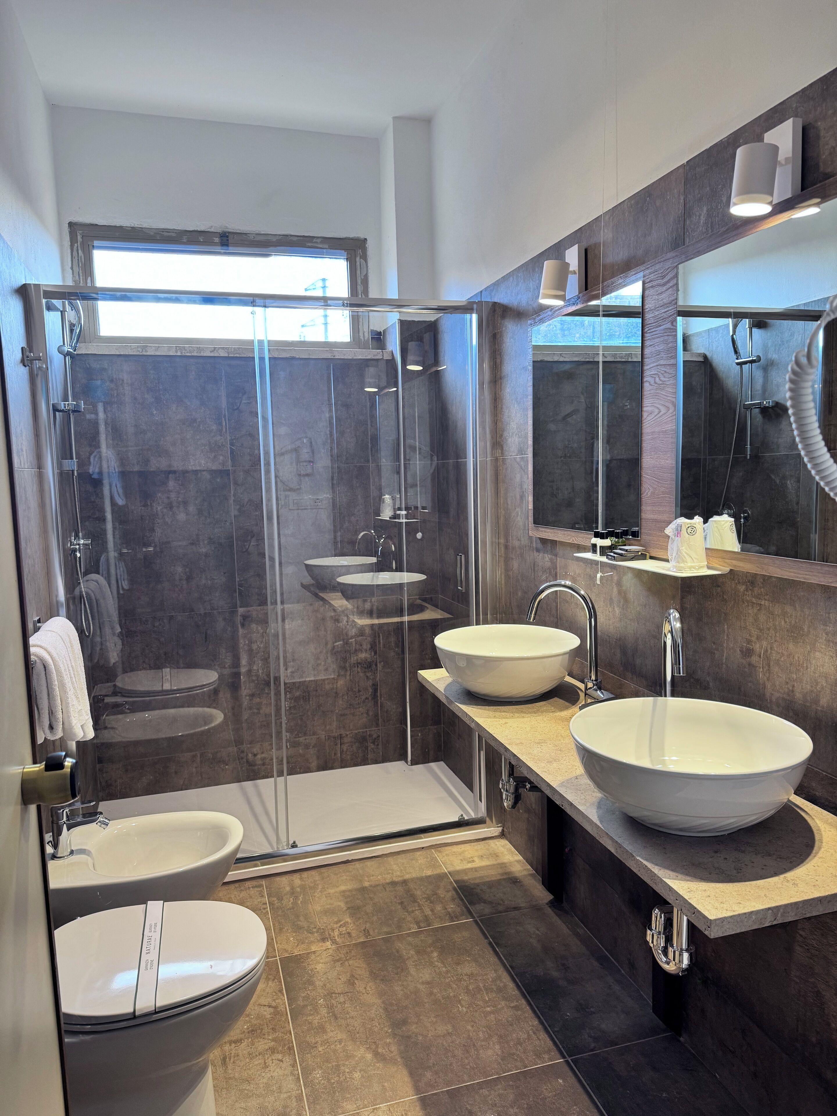 Chambre Quadruple Deluxe | Salle de bain | Douche, sèche-cheveux, serviettes fournies, papier toilette