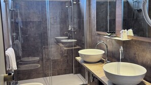 A modern bathroom with a glass-enclosed shower, two sinks, and a toilet. - Hotel La Magione (Poggibonsi)