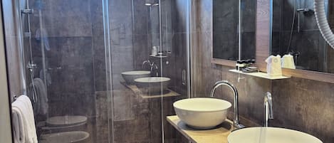 Deluxe Quadruple Room | Bathroom | Shower, hair dryer, towels, toilet paper