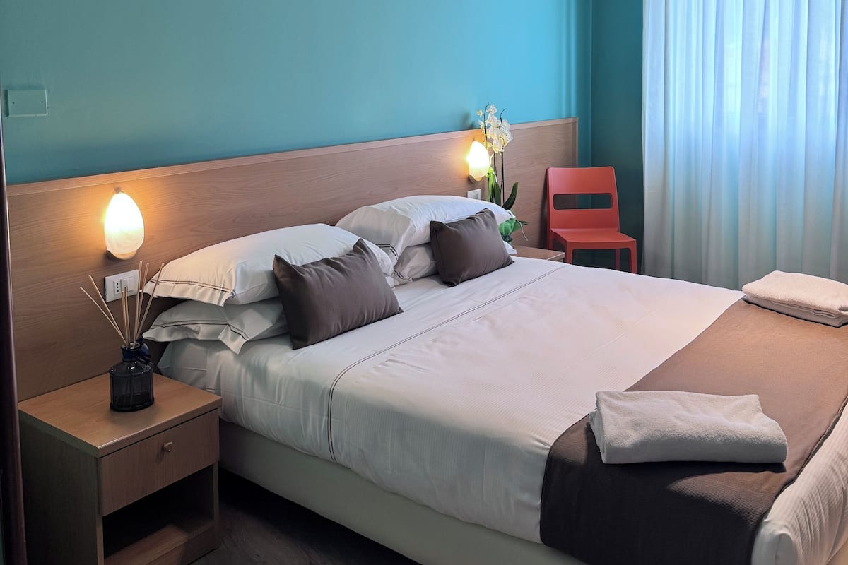 Deluxe vierpersoonskamer | Een kluis op de kamer, een bureau, babybedden, gratis wifi