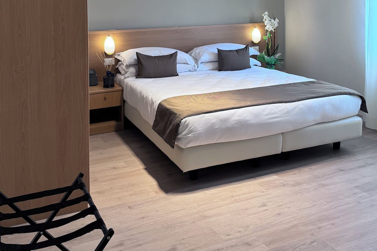 Superior tweepersoonskamer | Een kluis op de kamer, een bureau, babybedden, gratis wifi