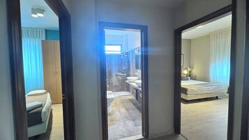 Deluxe Quadruple Room | In-room safe, desk, cribs/infant beds, free WiFi