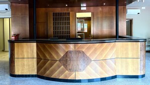 A reception desk with a wooden finish and a geometric pattern. - Hotel La Magione (Poggibonsi)