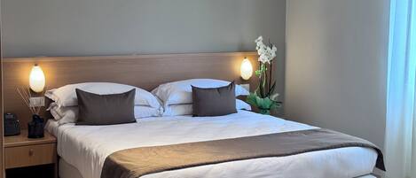 Chambre supérieure double | Coffre-fort, bureau, lit de bébé (supplément), accès au Wi-Fi (inclus)
