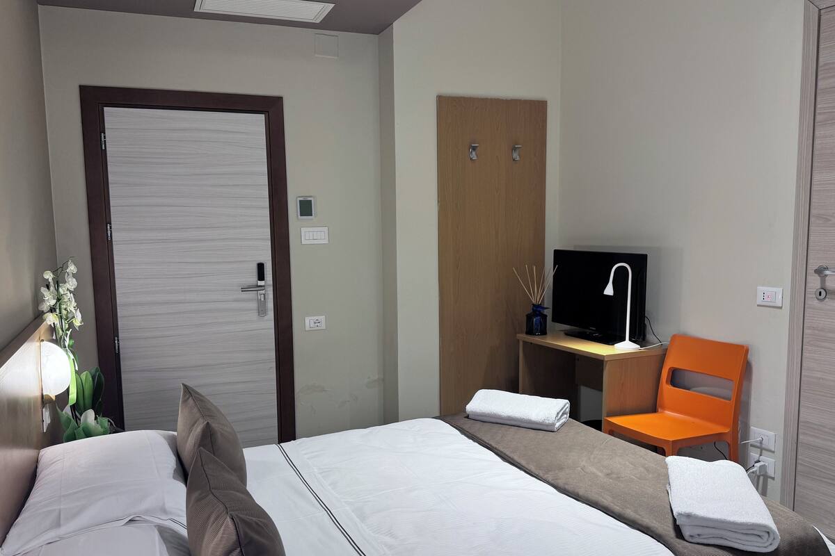 Economy eenpersoonskamer | Een kluis op de kamer, een bureau, babybedden, gratis wifi