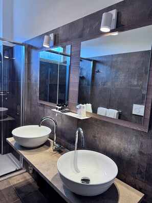 豪華四人房 | 浴室 | 淋浴設備、吹風機、毛巾、衛生紙