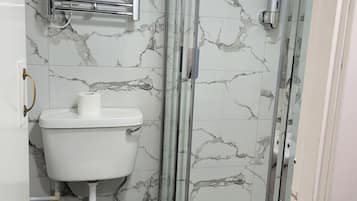 Chambre avec lits jumeaux, 2 lits une place, non-fumeur, dans les dépendances | Salle de bain