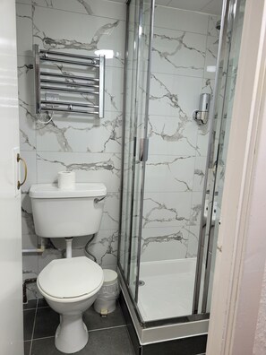 Eenvoudige Twin kamer, 2 eenpersoonsbedden, niet-roken, bijgebouw | Badkamer | Een douche, gratis toiletartikelen, een haardroger, handdoeken